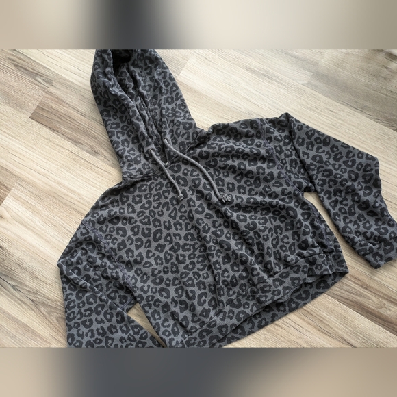 Abercrombie & Fitch Tops - Abercrombie & Fitch Soft Collection Leopard Print Cropped Hoodie Sweatshirt
